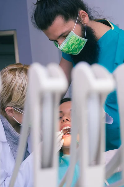 Dentistes Féminins Masculins Examinant Une Patiente Avec Équipement Moderne — Photo