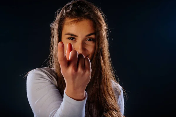 Modelo Femenino Guapo Apuntándote Mientras Estás Parado Frente Fondo Negro — Foto de Stock