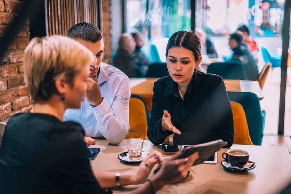 Mooi Koppel Die Het Café Vergaderen Met Hun Business Consultant — Stockfoto