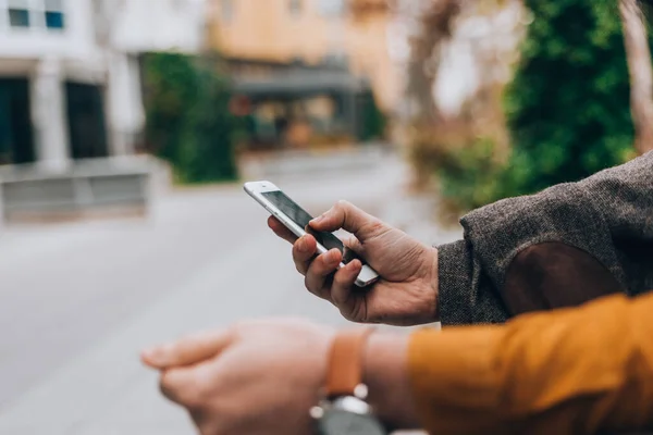 Beau Jeune Homme Vêtu Vêtements Modernes Tenant Téléphone Portable Dans — Photo