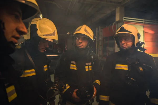 Grupo Bomberos Con Uniforme Dentro Estación Bomberos Preparándose Para Rescate — Foto de Stock