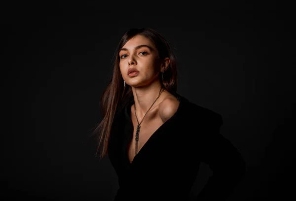 Retrato Uma Mulher Elegante Atraente Posando Contra Fundo Escuro — Fotografia de Stock