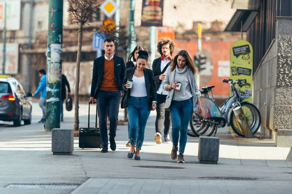 Friends Bonding Sekelompok Teman Multi Etnis Berjalan Jalanan Berbicara Satu — Stok Foto