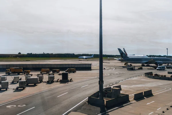 Dos Aviones Estacionados Uno Despegando Aeropuerto Internacional — Foto de Stock