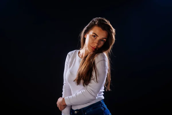 Retrato Uma Menina Atraente Furando Seu Cabelo Enquanto Parece Bonito — Fotografia de Stock