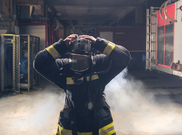 Портрет Пожежника Вогнепальними Гарматами Шоломом Темний Фон Димом Синім Світлом — стокове фото