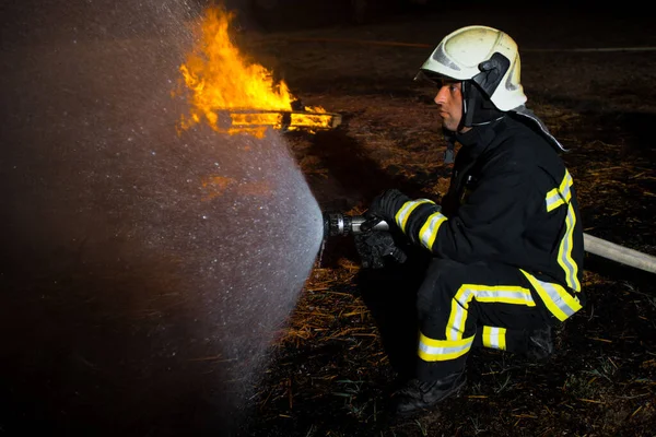 Equipe Bombeiros Uniforme Com Capacetes Proteção Extinguindo Incêndio Área — Fotografia de Stock