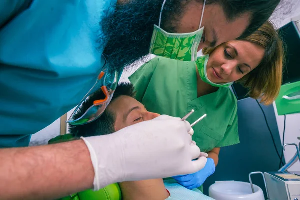 Dentista Masculino Con Ayuda Dentista Femenino Examina Boca Los Dientes —  Fotos de Stock