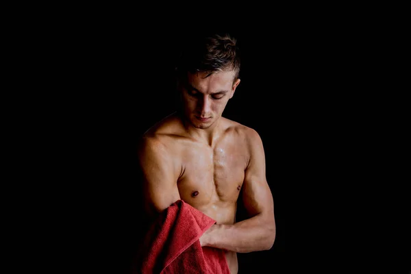 Άνθρωπος Αθλητικό Εξοπλισμό Κάνει Διάλειμμα Κρατώντας Μια Πετσέτα Στο Γυμναστήριο — Φωτογραφία Αρχείου