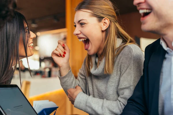 Grupo Jóvenes Amigos Multiétnicos Que Unen Divierten Una Cafetería —  Fotos de Stock