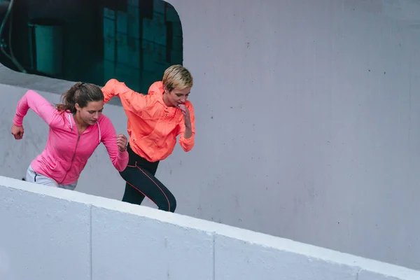 Duas Corredoras Sexo Feminino Realizando Sua Atividade Esportiva Livre — Fotografia de Stock