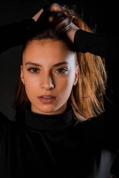 Retrato Uma Bela Mulher Elegante Posando Contra Fundo Preto — Fotografia de Stock