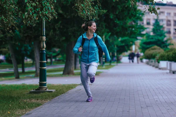 昼間に都市部で運動をする魅力的な運動女子 — ストック写真