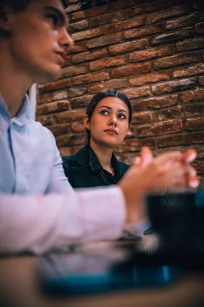 Feliz Casal Milenar Ouve Atentamente Seu Consultor Financeiro Durante Uma — Fotografia de Stock