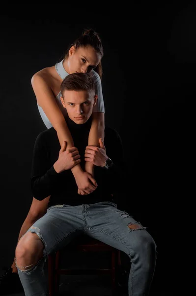 Retrato Sexy Jovens Modelos Masculinos Femininos Abraçando Apaixonadamente — Fotografia de Stock