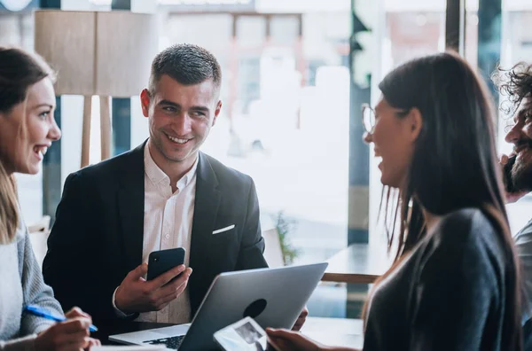 Arbeitskollegen Diskutieren Der Kaffeepause Über Neue Marketingstrategien — Stockfoto