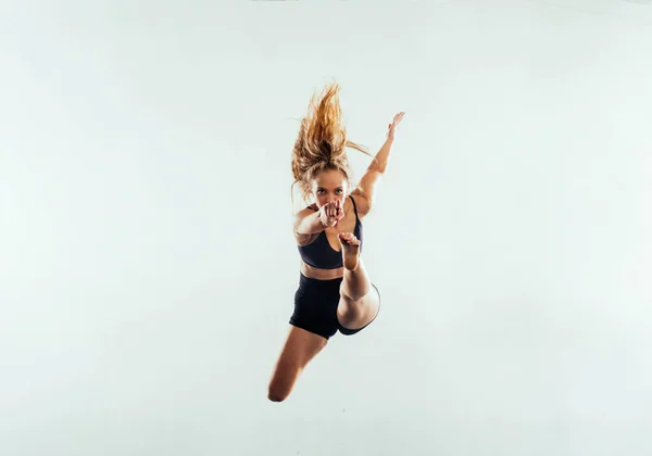 Elegante Bailarina Ballet Haciendo Ejercicio Posa Durante Una Clase Baile — Foto de Stock