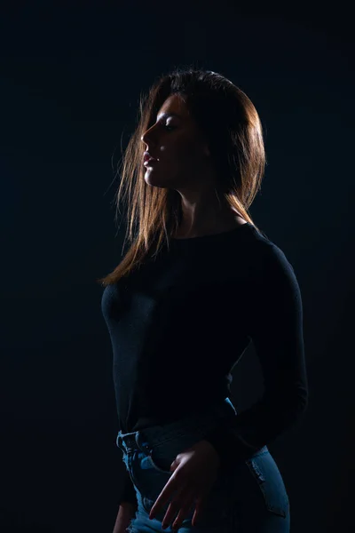 Silhouette Bild Der Schönen Frau Posiert Auf Schwarzem Hintergrund — Stockfoto