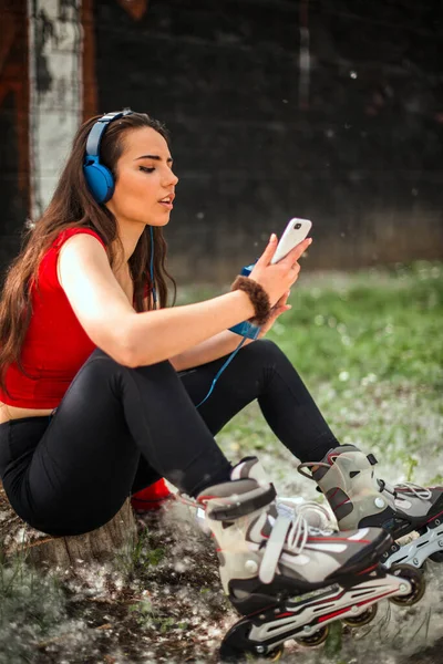 Parkta Otururken Cep Telefonu Kullanan Patenci Bir Kadın — Stok fotoğraf