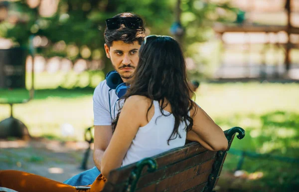 Jeune Couple Amoureux Touriste Assis Dans Banc Parc Amuser — Photo