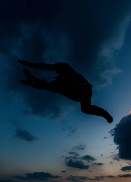 Positif Gai Silhouette Décontractée Homme Sautant Lévitation Haut Dans Air — Photo