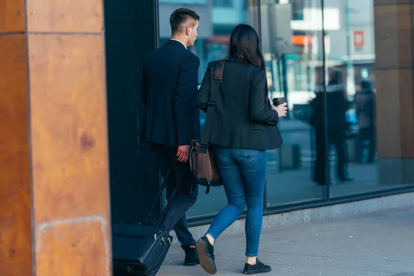 Casal Negócios Colegas Caminhando Longo Estação Moderna Futurista Aeroporto Enquanto — Fotografia de Stock