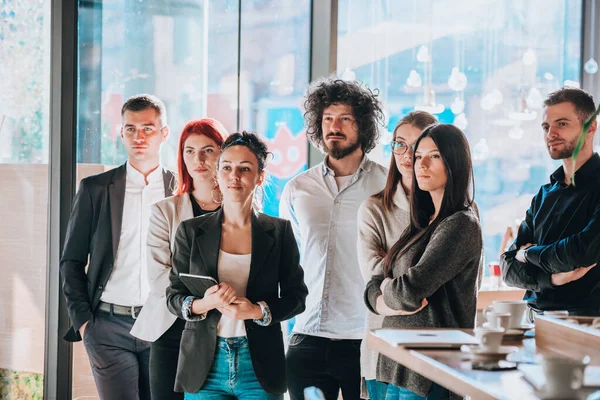 Jonge Mannen Vrouwen Discussiëren Hangen Rond Een Lokaal Restaurant — Stockfoto