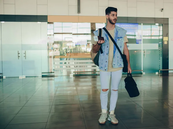 Jovem Bonitão Anos Espera Voo Moderno Terminal Aeroportuário — Fotografia de Stock