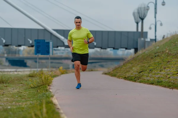 Älterer Mann Läuft Gut Gelaunt Straßenrand — Stockfoto