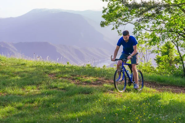 冒险的山地自行车手骑着自行车在树林 里疾驰而过 享受着绿色的大自然 — 图库照片