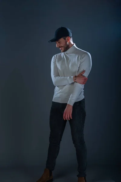 Modelo Masculino Com Chapéu Preto Posando Estúdio Usando Blusa Branca — Fotografia de Stock
