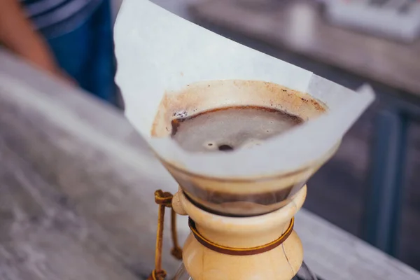 Tasse Tropfenweise Frischer Heißer Kaffee Mischkaffee Auf Papierfilter — Stockfoto