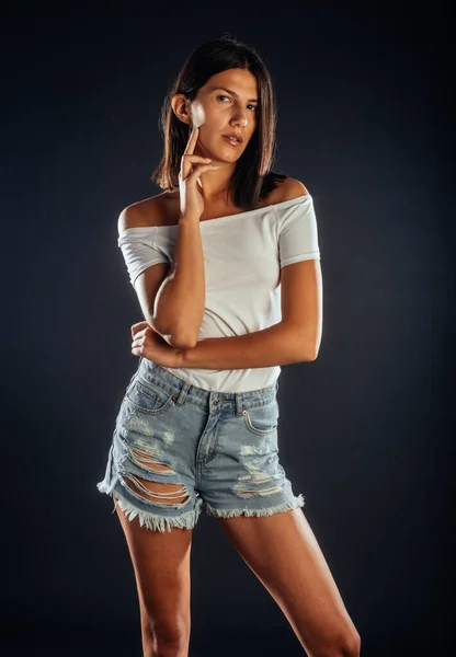 Modern Tarz Kıyafetler Giyen Genç Bir Kadının Vücut Fotoğrafı — Stok fotoğraf