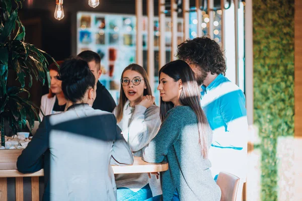 Jovens Homens Mulheres Sorrindo Saindo Restaurante Local — Fotografia de Stock