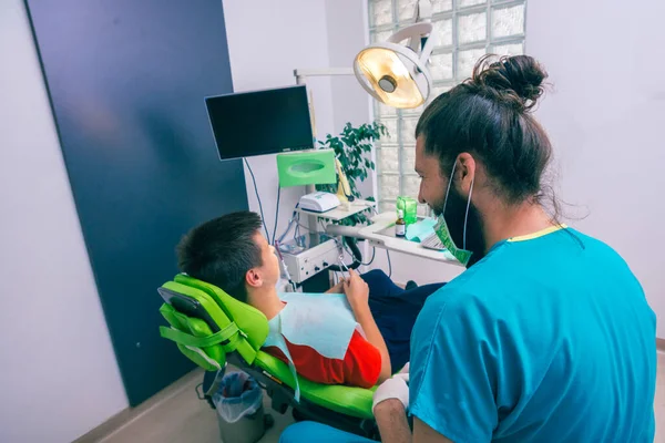 Adolescente Sentado Como Paciente Uma Cadeira Dentista Dentista Masculino Preparando — Fotografia de Stock