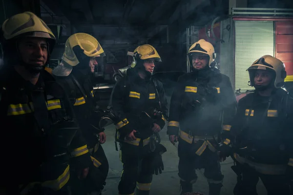 Equipe Bombeiros Dentro Dentro Casa Buliding Lado Carro Bombeiros — Fotografia de Stock