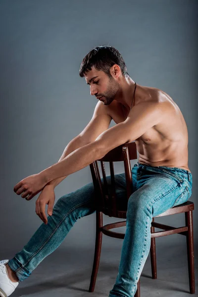 Estudio Cuerpo Disparo Hombre Atractivo Posando Sin Camisa Pantalones Mezclilla — Foto de Stock