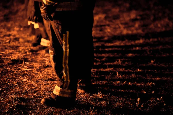 防火作業着の消防士が火災の危険と戦う — ストック写真