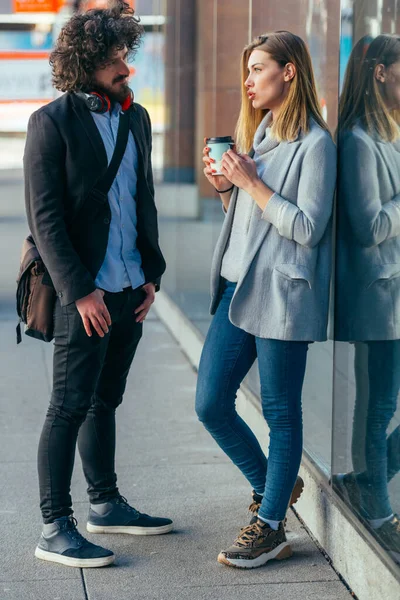 Studente Universitario Flirtare Con Sua Amica All Università Mentre Appoggiato — Foto Stock