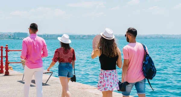 Turistler Güneşli Bir Yaz Gününde Sahil Yolunda Yürürken Şehri Gezerler — Stok fotoğraf