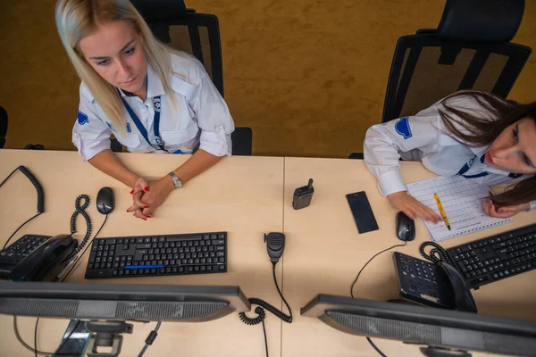 Vrouwelijke Bewakers Die Aan Computers Werken Terwijl Controlekamer Zitten — Stockfoto