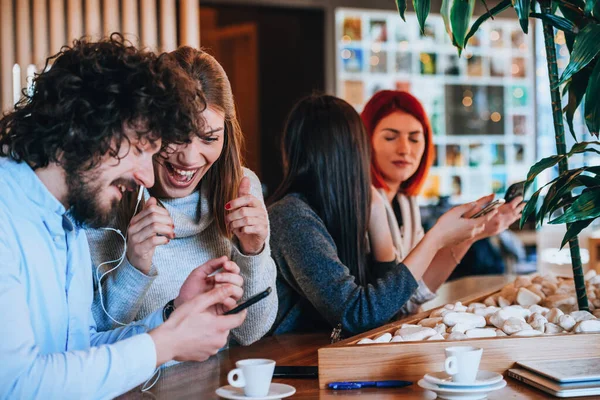 Grupo Amigos Reunieron Compartiendo Una Mesa Café —  Fotos de Stock