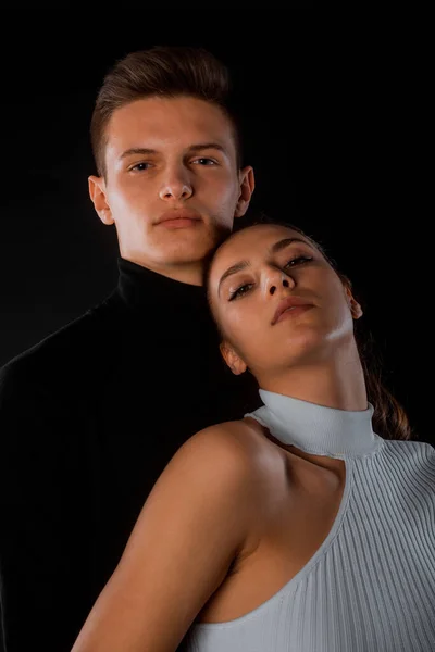 Atractivo Joven Hombre Mujer Posando Sobre Fondo Negro — Foto de Stock