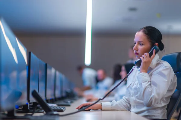 Beveiliging Datacenteroperator Die Naar Monitor Kijkt Terwijl Hij Telefoneert Sluiten — Stockfoto