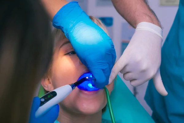 Крупним Планом Огляд Зубів Ультрафіолетовим Світлом Пацієнта Жінки Офісі Стоматолога — стокове фото
