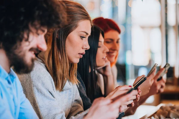 Hombres Mujeres Jóvenes Discutiendo Pasando Rato Restaurante Local —  Fotos de Stock