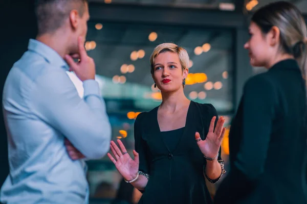 Grupp Bestående Tre Unga Företagare Som Diskuterar Affärsidéer Framför Ett — Stockfoto