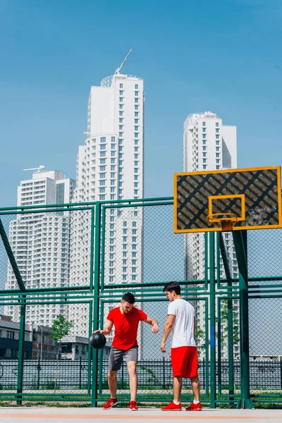 Partido Baloncesto Jugar Pelota Con Una Bola Negra Con Colores — Foto de Stock