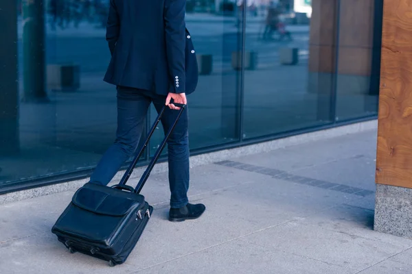 Närbild Foto Formell Affärsman Dra Sin Resväska Väska Dra Väska — Stockfoto