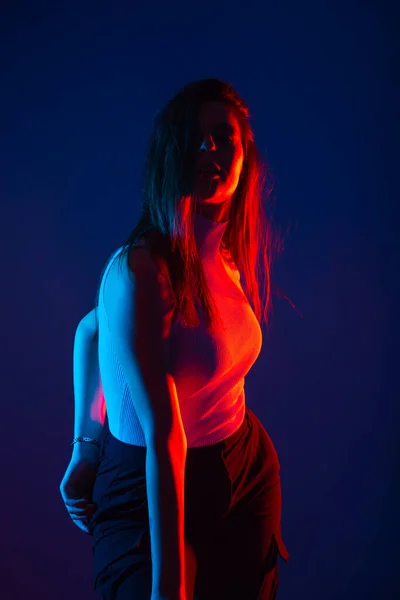 Kvinna Modell Poserar Studio Med Röda Och Blå Färger Vid — Stockfoto